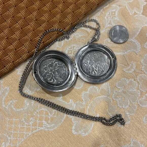 REPOUSSE Victorian Gold Tone Large Round Large Locket NECKLACE - Picture 9 of 10